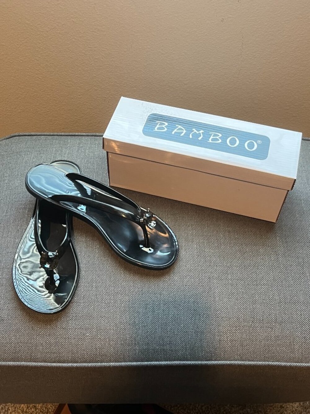 Bamboo sandals sz. 7 (black with a jewel)